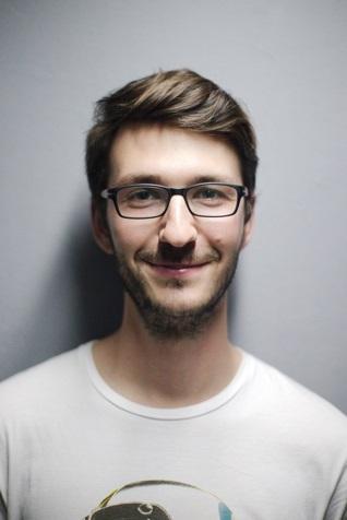 Jeune homme avec brushing, lunettes et barbe de 3 jours