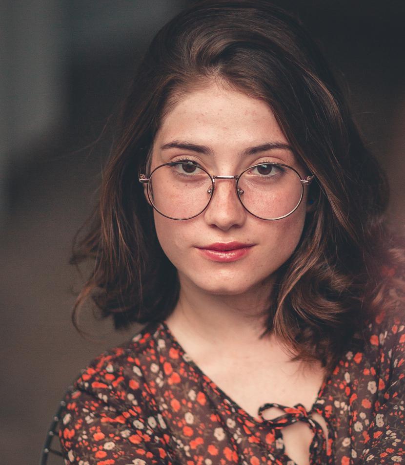 Femme avec cheveux mi-lisses mi-ondulés et lunettes